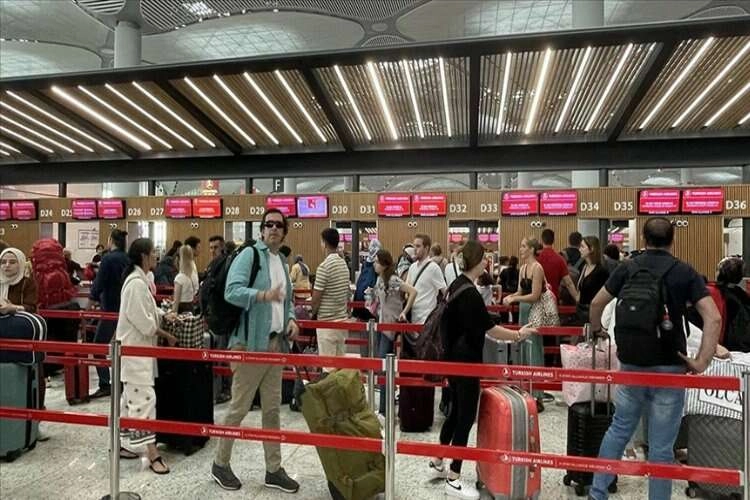 İstanbul Havalimanı'nda tatil yoğunluğu başladı haberinin görseli