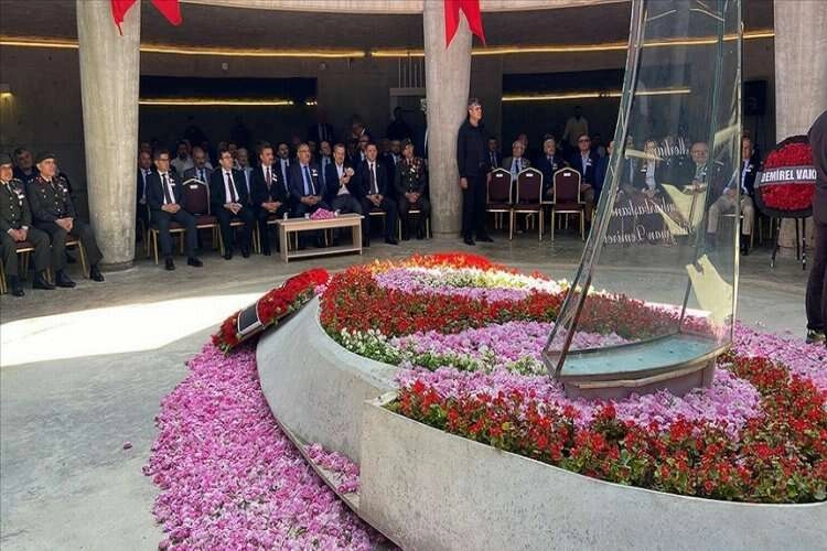 Dokuzuncu Cumhurbaşkanı Süleyman Demirel mezarı başında anıldı haberinin görseli