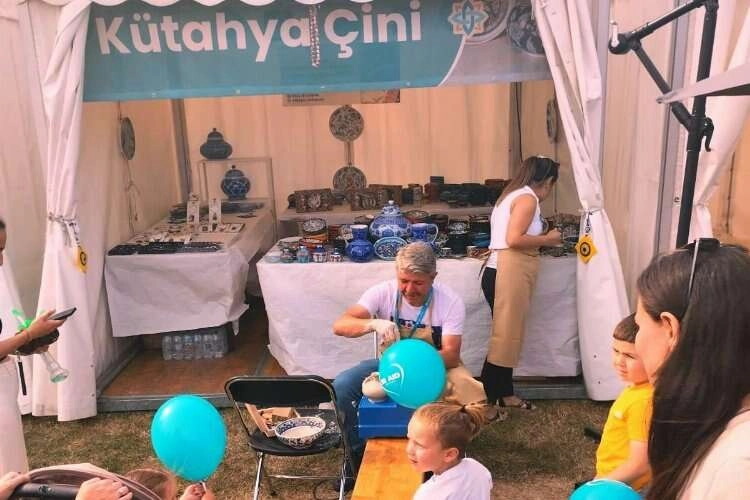 Sanatçı Ali Kaya, Hollanda’da Kütahya çinisini tanıttı haberinin görseli