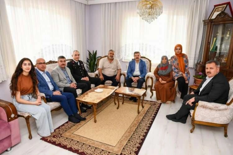 Uşak Valisi Ergün'den şehit babalarına ziyaret haberinin görseli