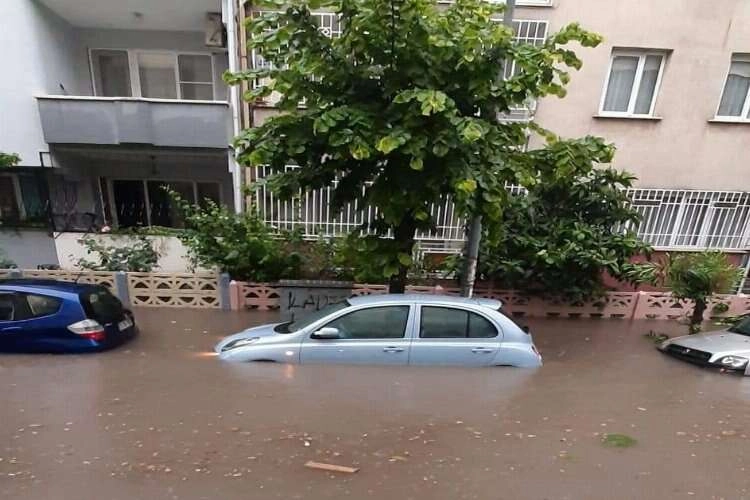 Manisa'da sokaklar göle döndü, işyerlerini su bastı haberinin görseli