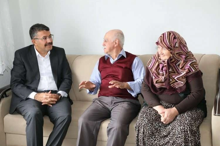 Kütahya Valisi, Babalar Günü’nü şehit babalarıyla geçirdi haberinin görseli