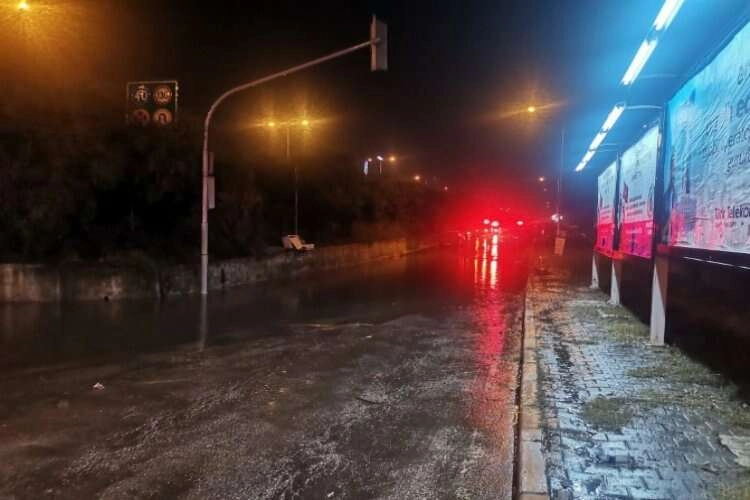 İzmir'de yağmur hayatı felç etti, araçlar suya gömüldü haberinin görseli