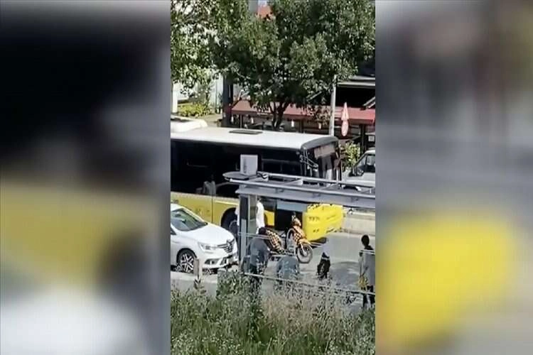 Bağcılar'da şoförüyle tartıştığı otobüsün camını kırdı haberinin görseli