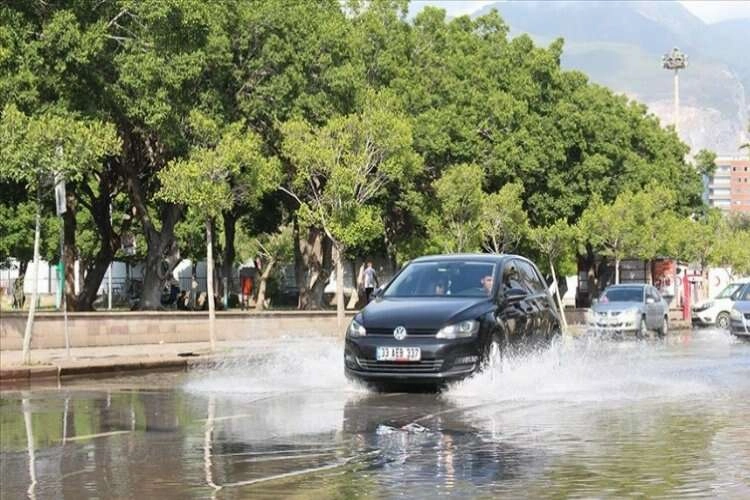 İskenderun'da lodos hayatı olumsuz etkiledi haberinin görseli