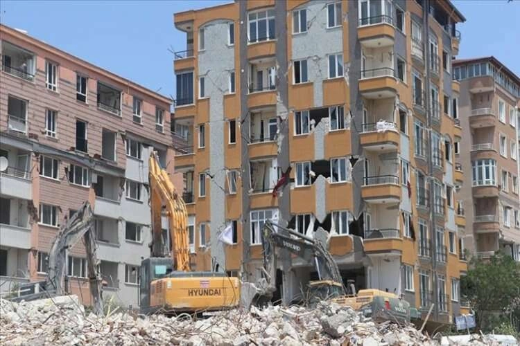 Hatay'da ağır hasarlı binaların yıkımı sürüyor haberinin görseli