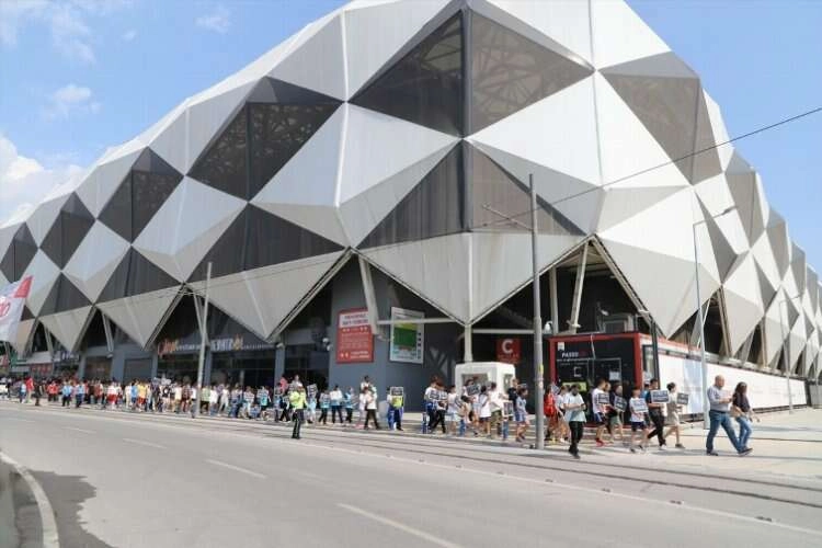 Depremde hayatını kaybedenlerin anısına saygı yürüyüşü haberinin görseli