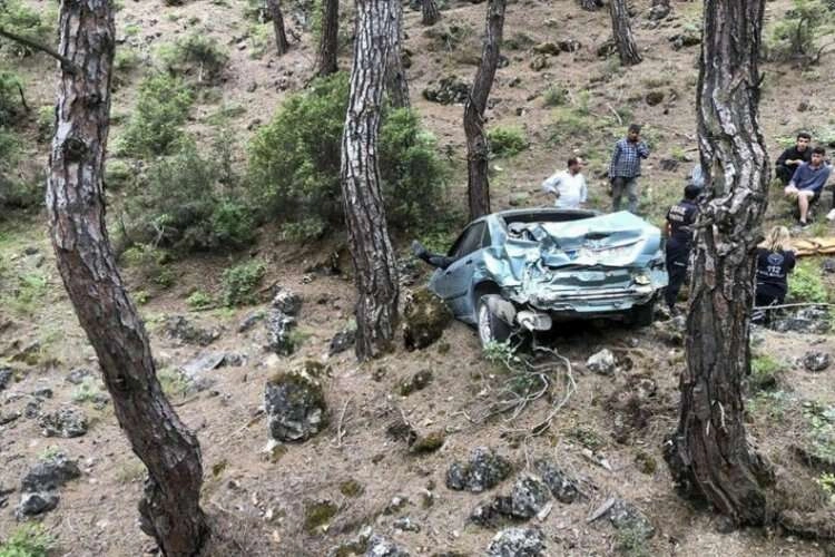 Uşak'ta otomobil uçuruma devrildi haberinin görseli