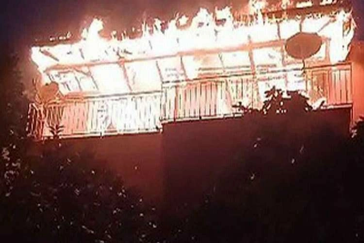 Denizli'de binanın çatısı alev alev yandı haberinin görseli