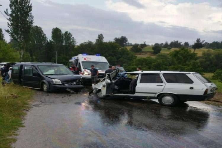 Denizli'de otomobille hafif ticari araç kafa kafaya çarpıştı