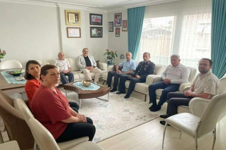 Şehit babasına Babalar Günü kutlaması yaptılar haberinin görseli