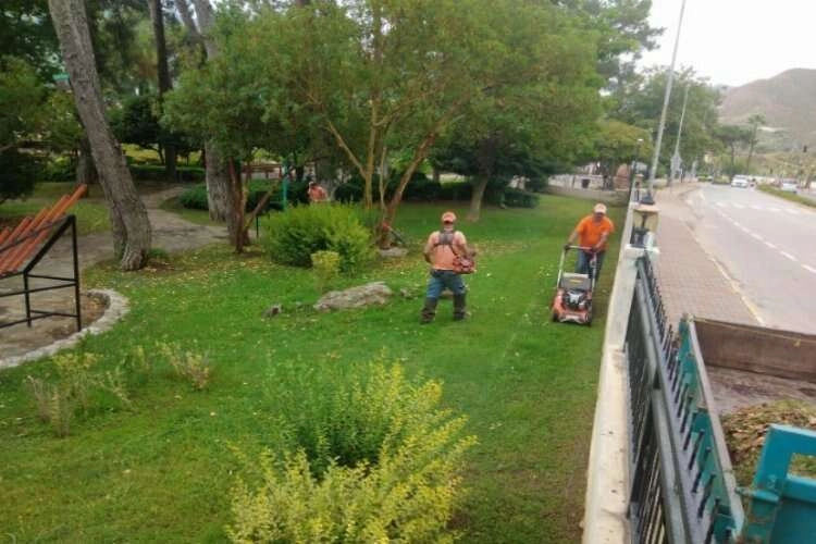 Marmaris’in yeşil alanları bakıma alındı haberinin görseli