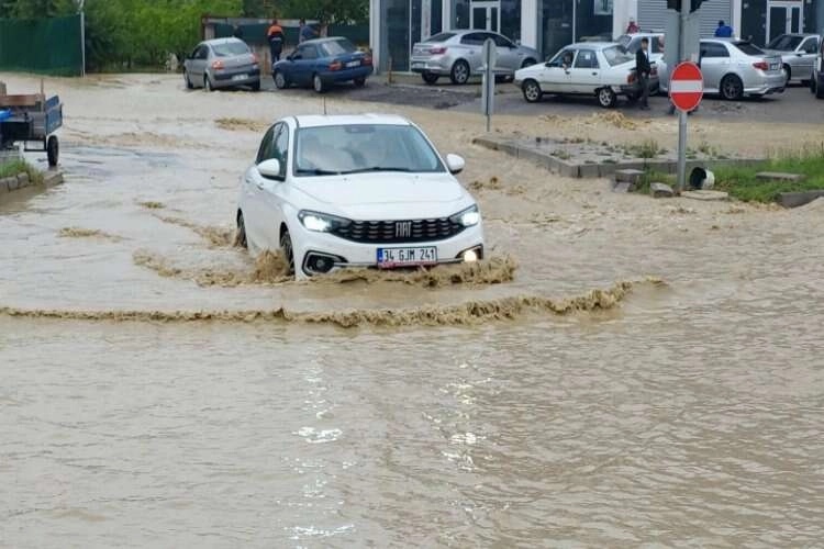 Samsun'da sağanak yağış sele sebep oldu haberinin görseli