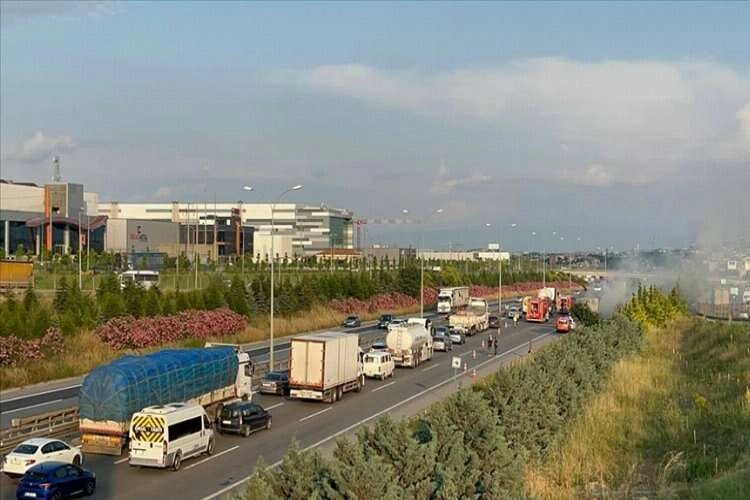 Anadolu Otoyolu'nda seyir halindeki tır alev aldı haberinin görseli