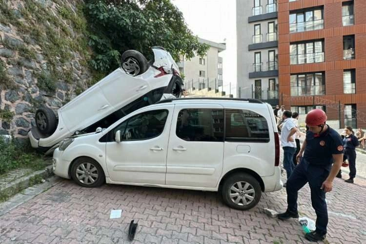 İstanbul'da talihsiz kaza: 10 metreden aşağıya düştü haberinin görseli