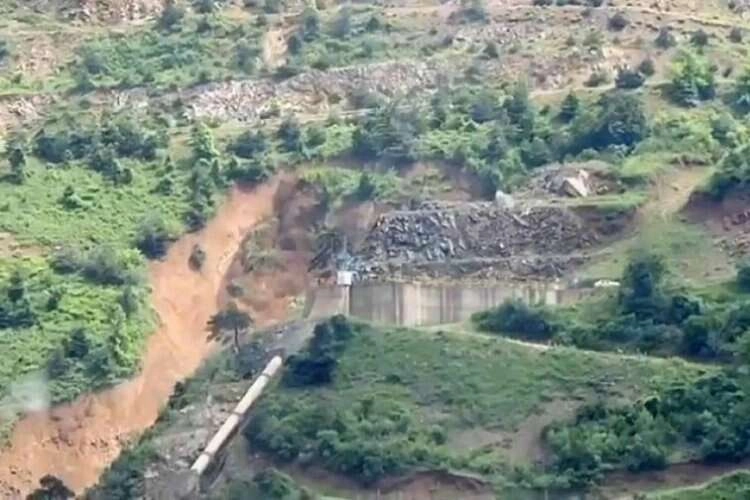 Bolu'da zor anlar: Kuvvetli yağış hayatı felç etti haberinin görseli