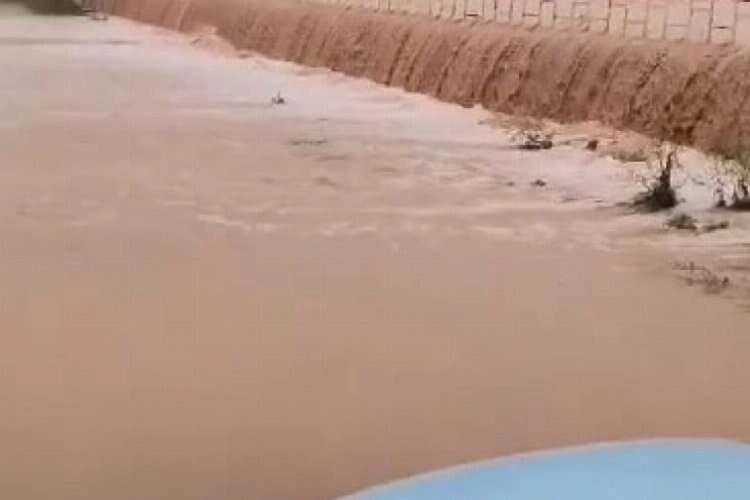 Tokat'ta sel suları okul bahçesini şelaleye çevirdi haberinin görseli