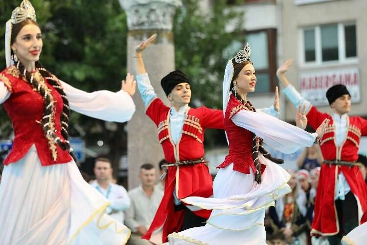 87. Uluslararası Bergama Kermes Festivali coşkuyla başladı haberinin görseli