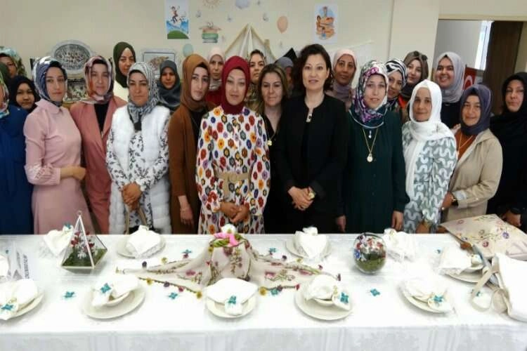 Kütahya'da iğne oyası sergisi göz kamaştırdı haberinin görseli