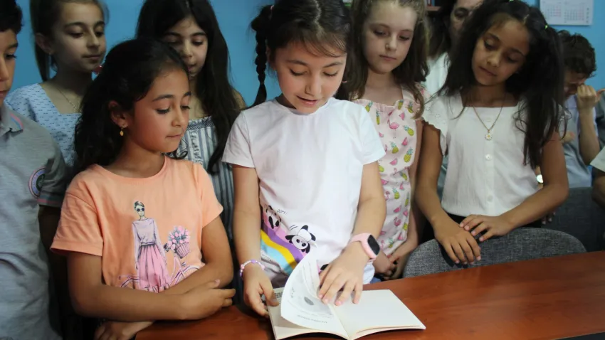 KİTAP OKUYAN ÖĞRENCİLER