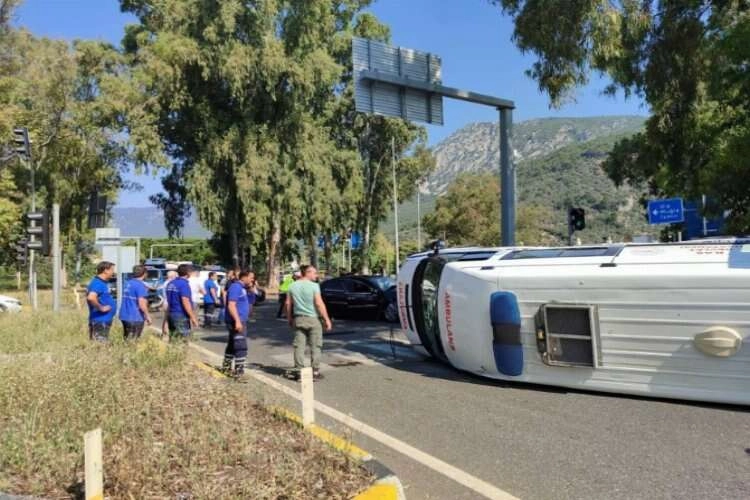 Muğla'da ambulans kazaya karıştı haberinin görseli