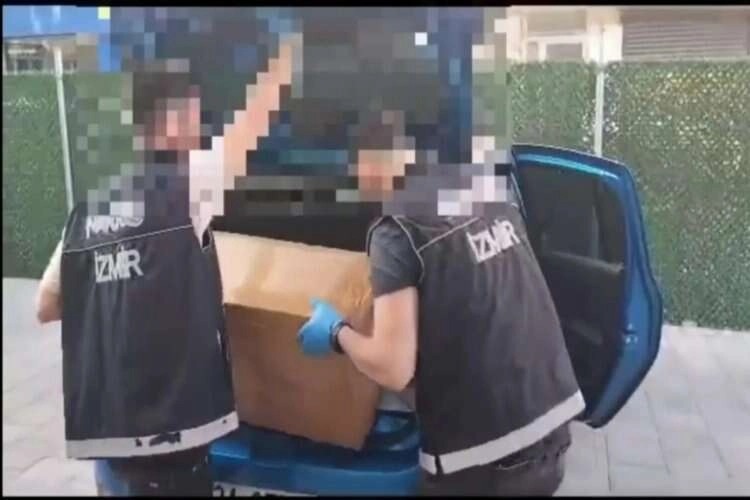 İzmir'de durdurulan araçtan sentetik ecza maddesi çıktı haberinin görseli