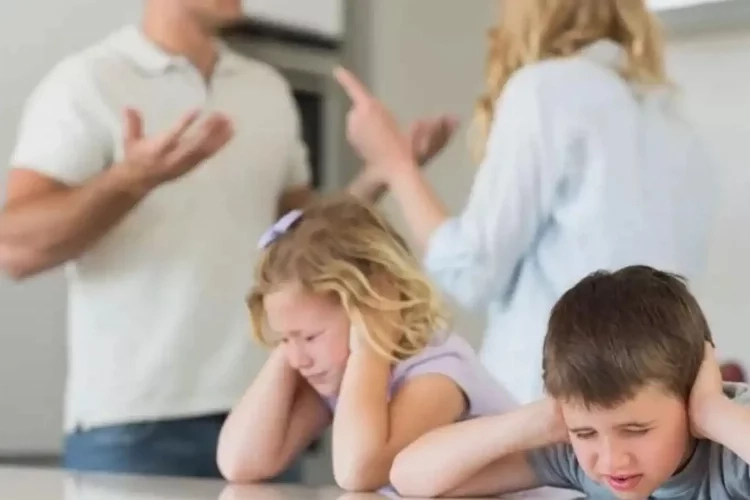 Ebeveyn kavgaları çocukları nasıl etkiler? haberinin görseli