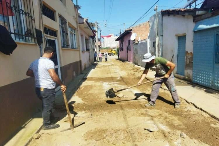 Başkan Mehemet Eriş, yıpranan yollar için sahada haberinin görseli