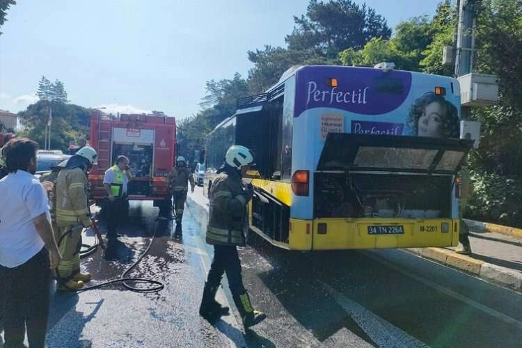 İstanbul’da İETT otobüsünün motor kısmı yandı haberinin görseli