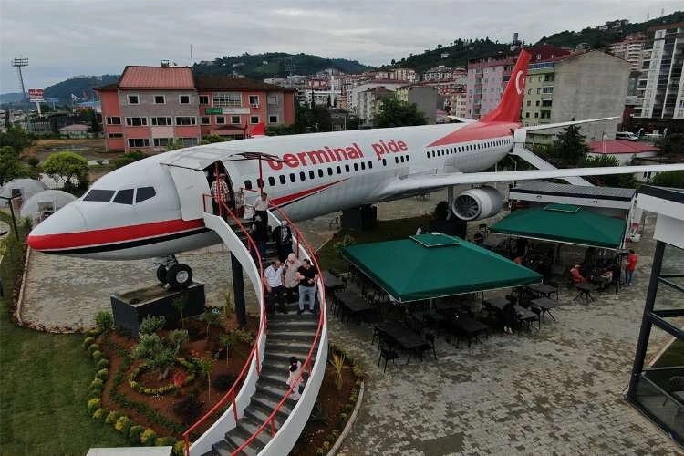 Pistten çıkan uçak pide salonu olarak hizmet vermeye başladı haberinin görseli