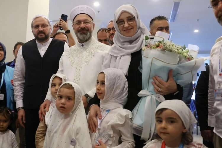 Başkan Erbaş, Mekke'de minik hacı adaylarıyla bir arada haberinin görseli