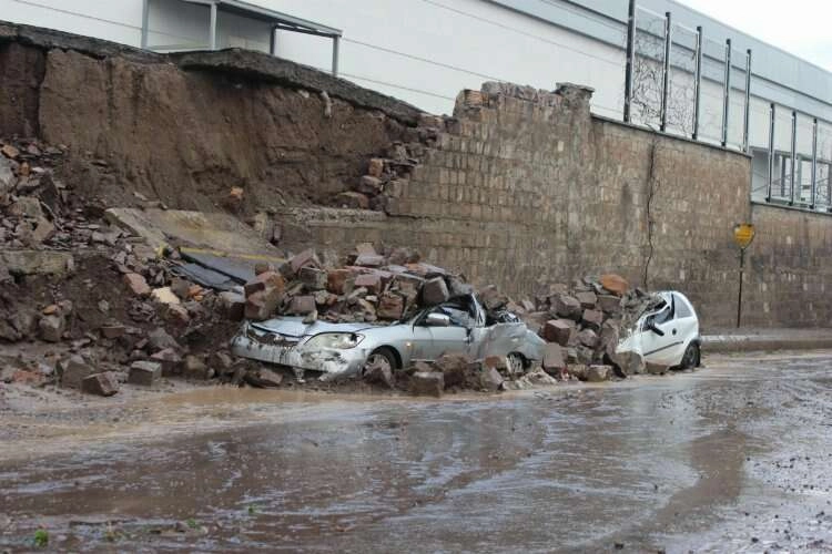 Selde fabrikanın duvarı yıkıldı: 4 araç hurdaya döndü haberinin görseli