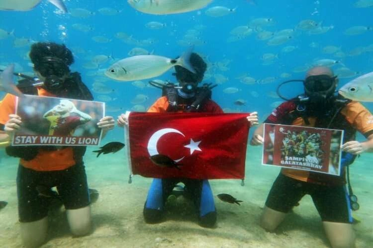 Deniz dibinde şampiyonluk kutlaması haberinin görseli