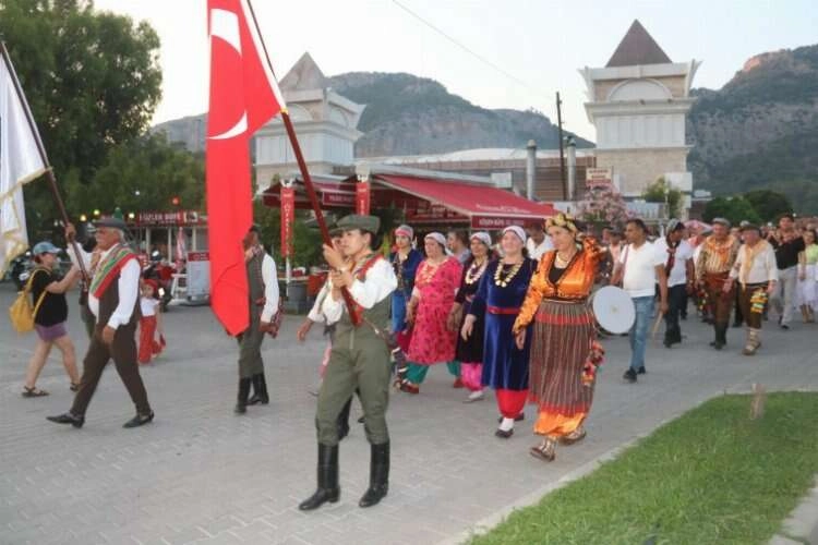 Muğla'da davul zurna eşliğinde yaylaya yürüdüler haberinin görseli