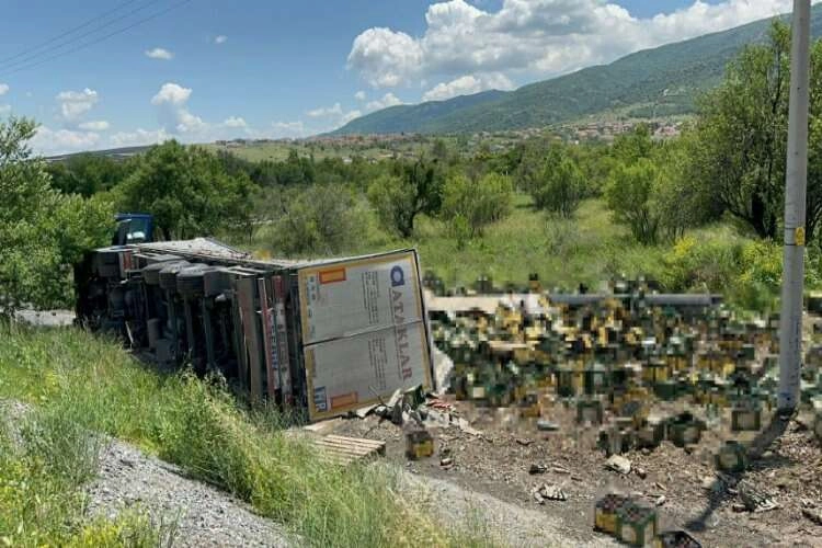 Afyonkarahisar'da kaza: Litrelerce alkol yola döküldü