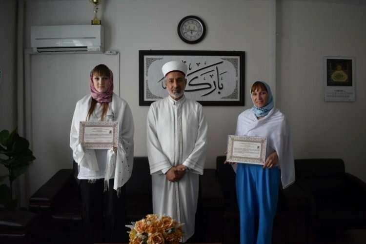 Arkadaşı tavsiye etti... Ukraynalı anne kız müslüman oldu haberinin görseli