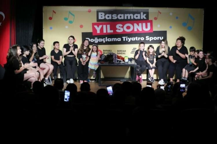 İzmir'de tiyatrocular ayakta alkışlandı  haberinin görseli
