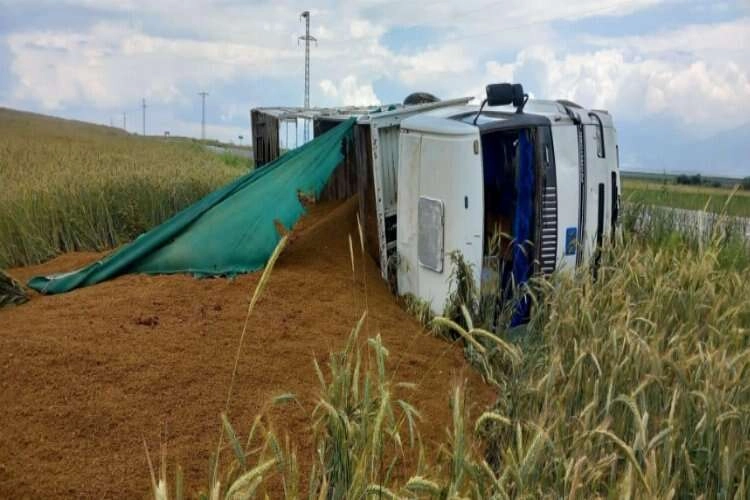 Afyonkarahisar’da kaza... Haşhaş küspeleri yere döküldü haberinin görseli