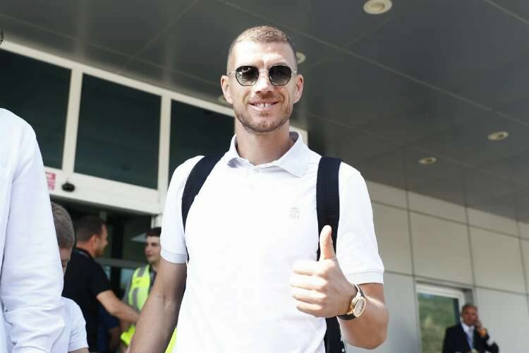 Dzeko 'Beni Sev'i söyleyerek imza attı haberinin görseli