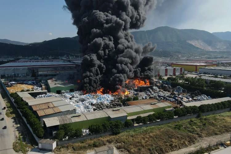 Manisa OSB’de korkutan yangın! Dumanlar etrafı sardı haberinin görseli