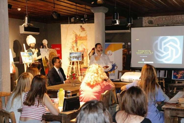 İzmir'de ‘İngilizce Öğretmenleri Atölyesi’ düzenledi haberinin görseli