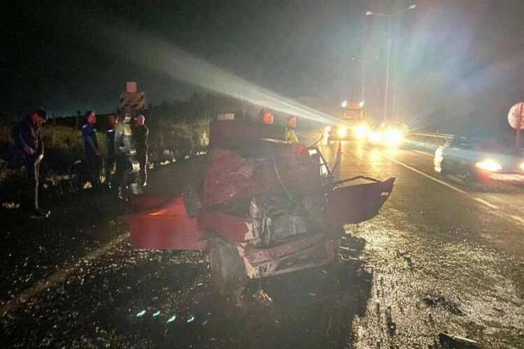 Kütahya'da feci kaza: Tır ile otomobil çarpıştı haberinin görseli