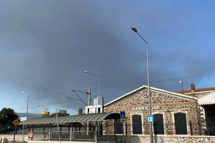 İzmir’de kara duman panik yarattı haberinin görseli