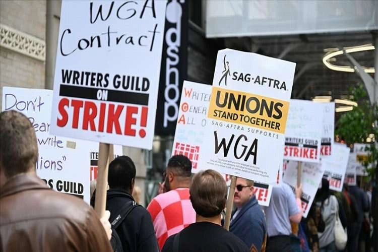 Hollywood senaristleri Los Angeles'ta protesto düzenledi haberinin görseli