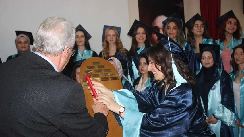 ÖĞRENCİLERE DİPLOMALARI VERİLDİ