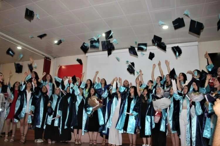 Egeli sağlıkçıların mezuniyet heyacanı haberinin görseli