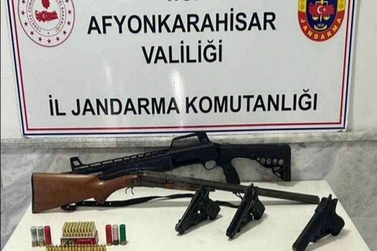 Afyonkarahisar'da operasyon: Ruhsatsız tüfek ele geçirildi haberinin görseli