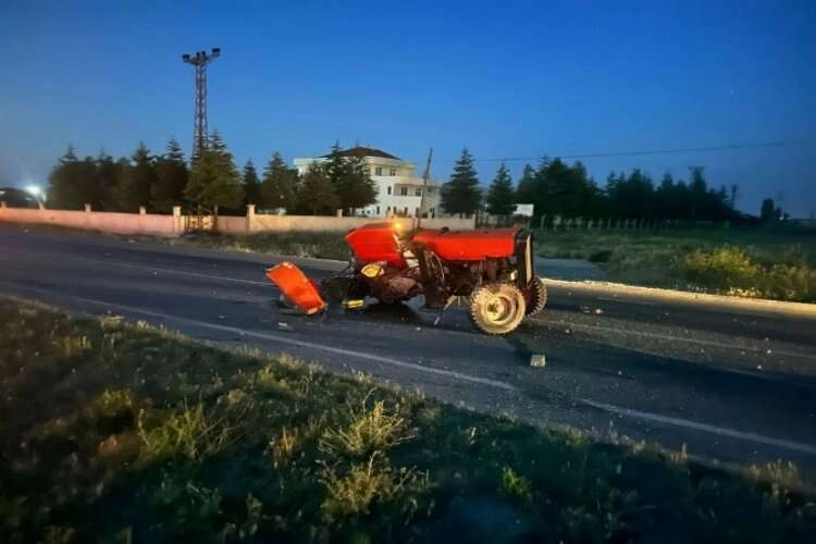 Afyonkarahisar'da feci kaza: Traktör 3 parçaya bölündü! haberinin görseli