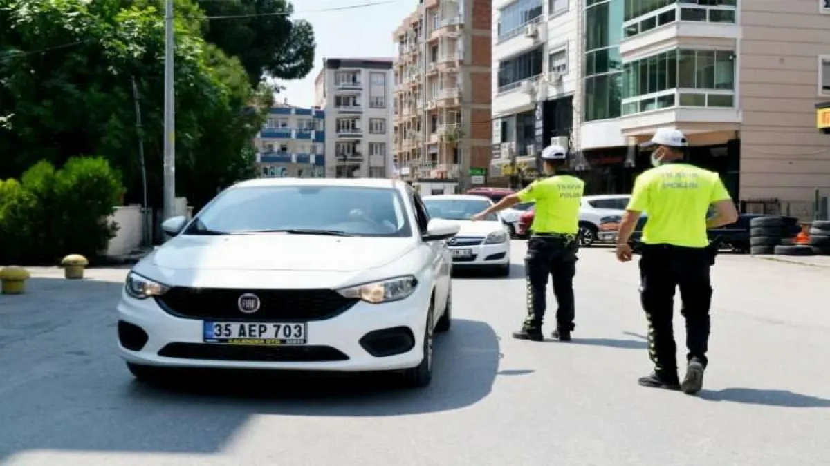 İzmir polisinden bayramda huzur ve güven mesaisi haberinin görseli