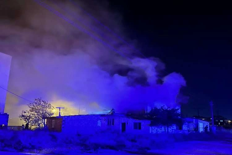 Babasını darbeden genç evini ateşe verdi! haberinin görseli